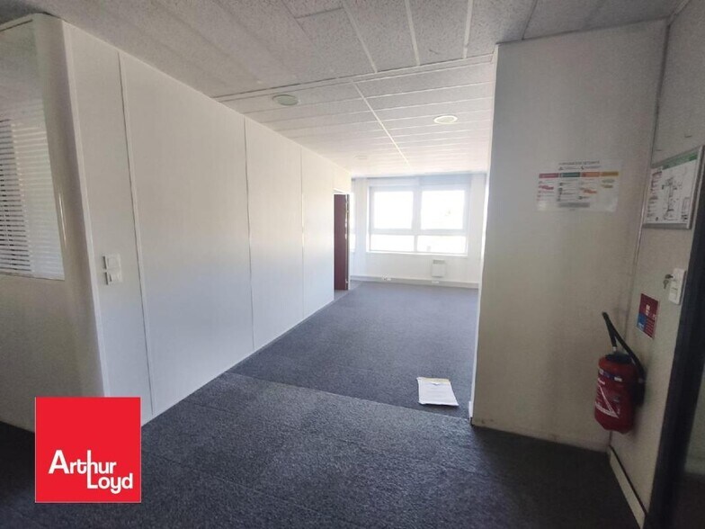Office in Chartres for lease - Interior Photo - Image 2 of 6