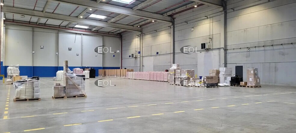 Industrial in Pusignan for lease - Interior Photo - Image 2 of 3