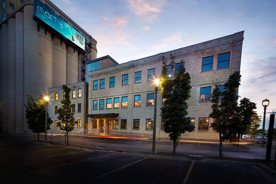 1037 W McKinley Ave, Milwaukee, WI for lease Building Photo- Image 1 of 37