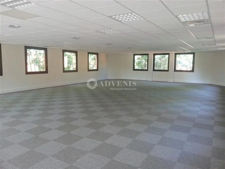 Office in Montigny-le-Bretonneux for lease - Building Photo - Image 3 of 8