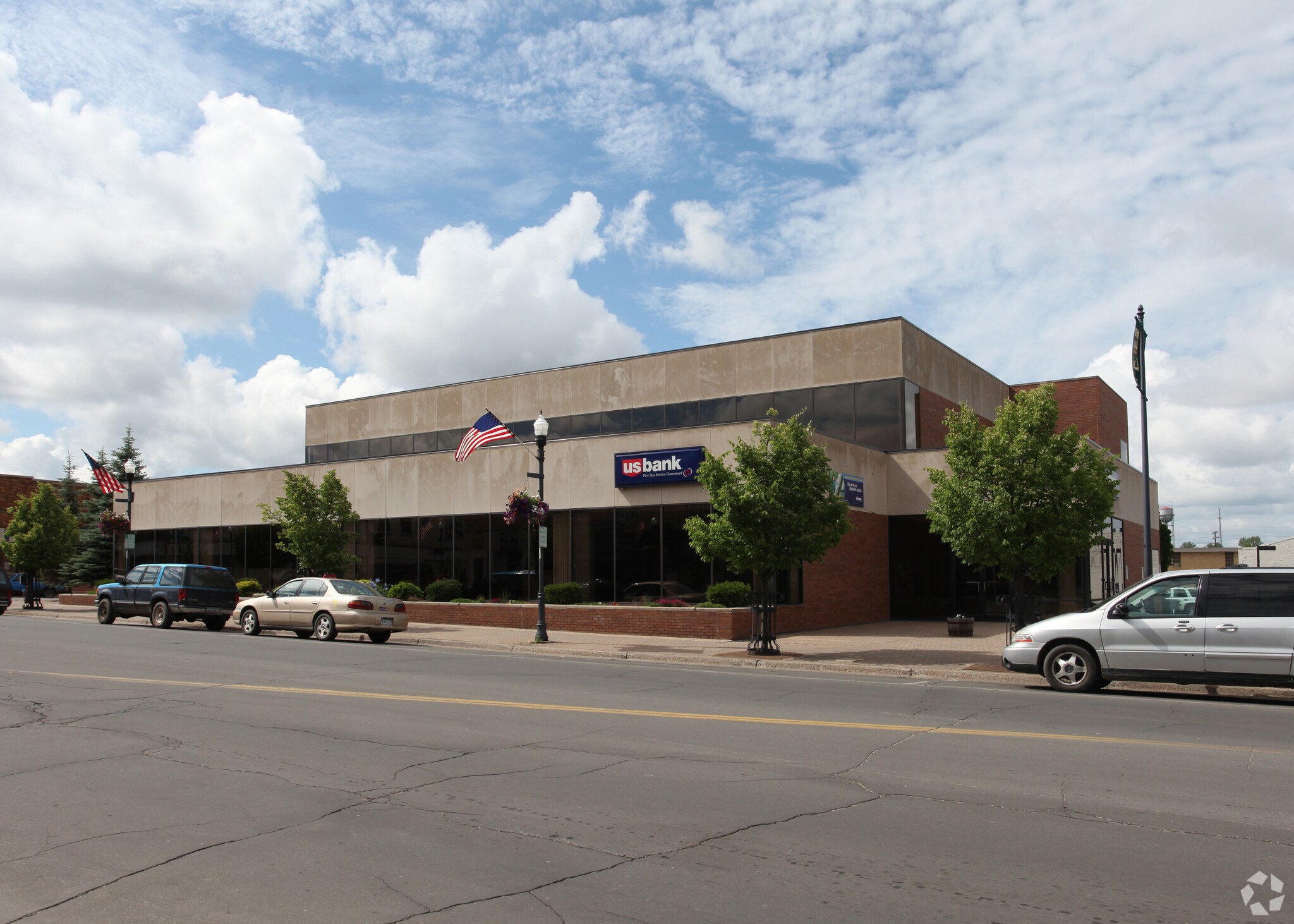211 E Howard St, Hibbing, MN for sale Primary Photo- Image 1 of 1