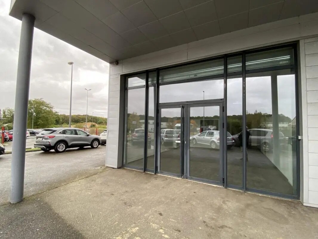 Retail in Nogent-le-Phaye for lease Building Photo- Image 1 of 10