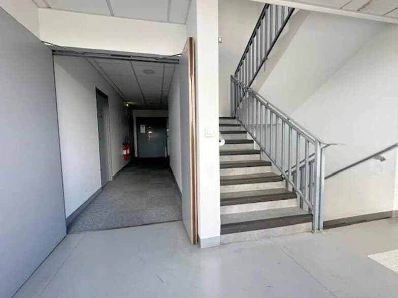 Office in Plaisir for lease - Building Photo - Image 3 of 7