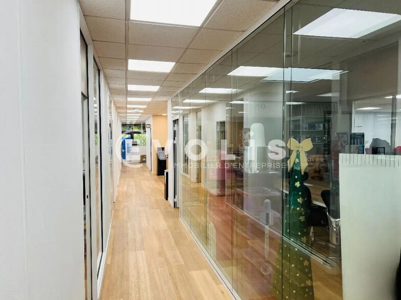 Flex in Lognes for lease - Interior Photo - Image 2 of 4