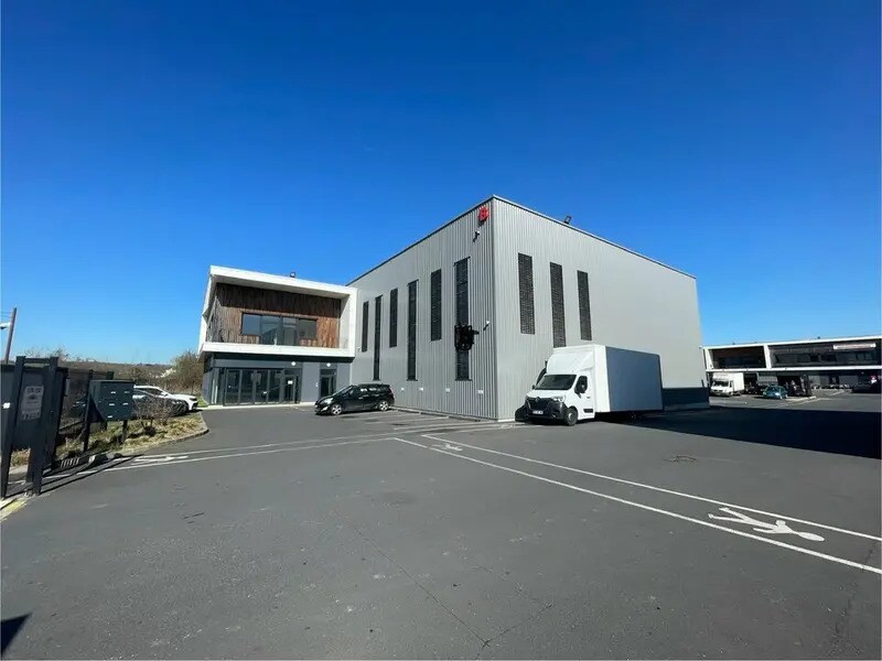 Flex in Persan for sale Building Photo- Image 1 of 12