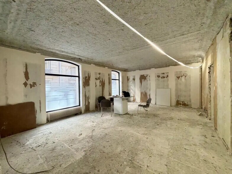 Retail in Paris for lease - Interior Photo - Image 3 of 5