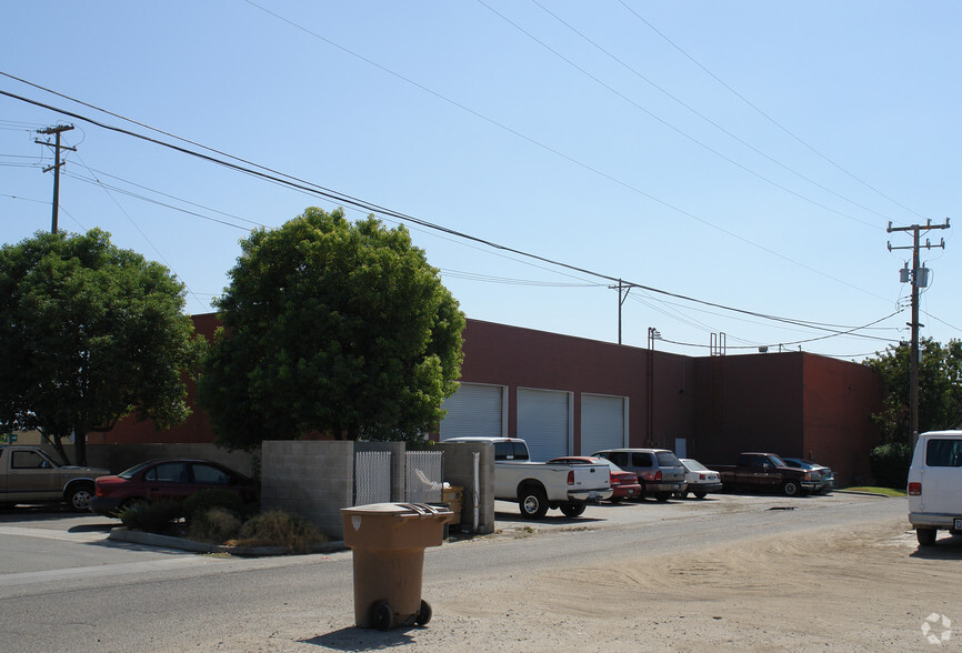 1700 24th St, Bakersfield, CA for lease - Building Photo - Image 3 of 4