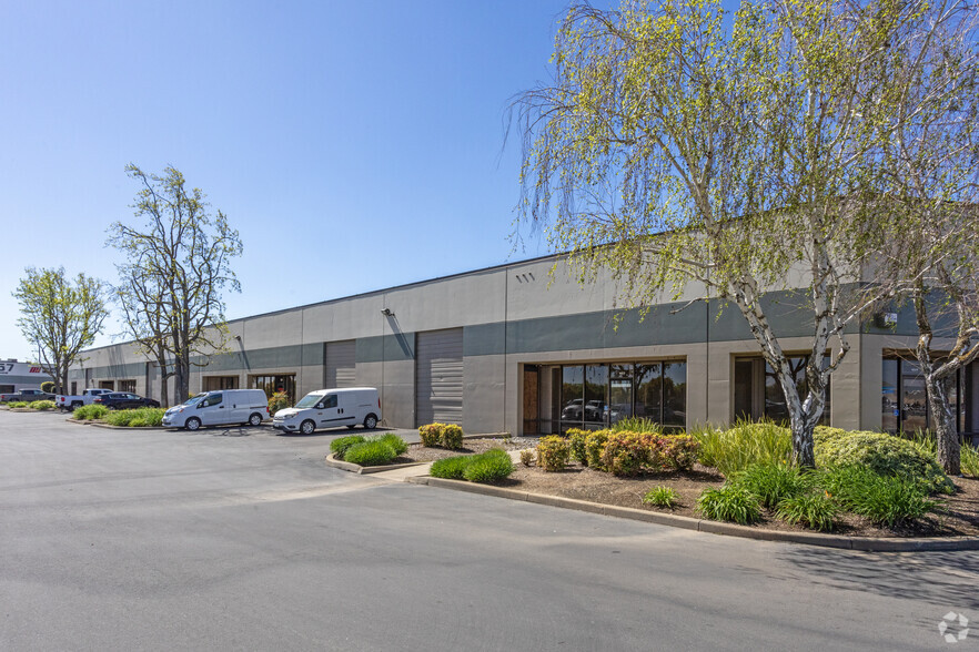 4067 W Shaw Ave, Fresno, CA for lease - Building Photo - Image 1 of 14