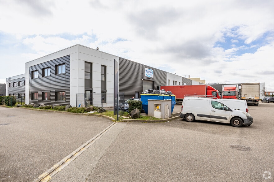 Flex in Chassieu for sale - Building Photo - Image 2 of 2