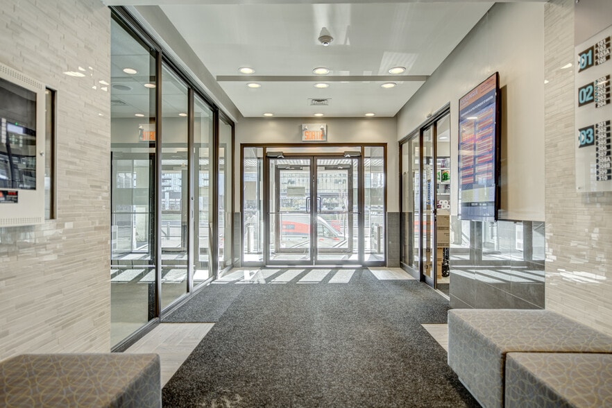 1435 Boul Saint-Martin O, Laval, QC for lease - Interior Photo - Image 3 of 19