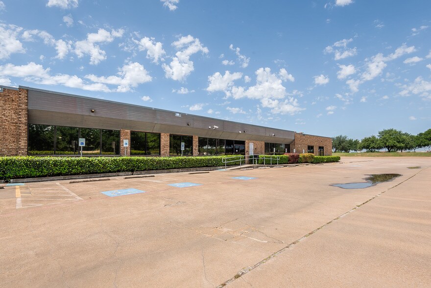 2951 Kinwest Pky, Irving, TX for lease - Building Photo - Image 2 of 27