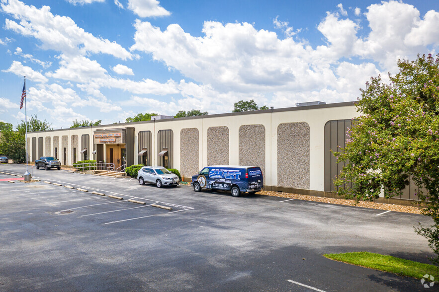 900 W 34th St, Houston, TX for lease - Primary Photo - Image 2 of 23