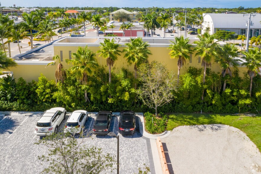 20 10th St N, Naples, FL for lease - Building Photo - Image 3 of 3