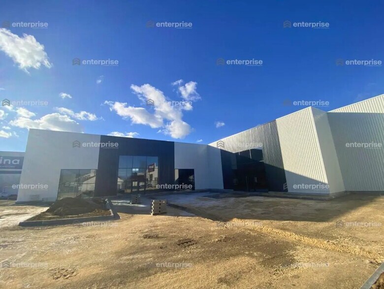 Retail in Saint-Maximin for lease - Building Photo - Image 2 of 3