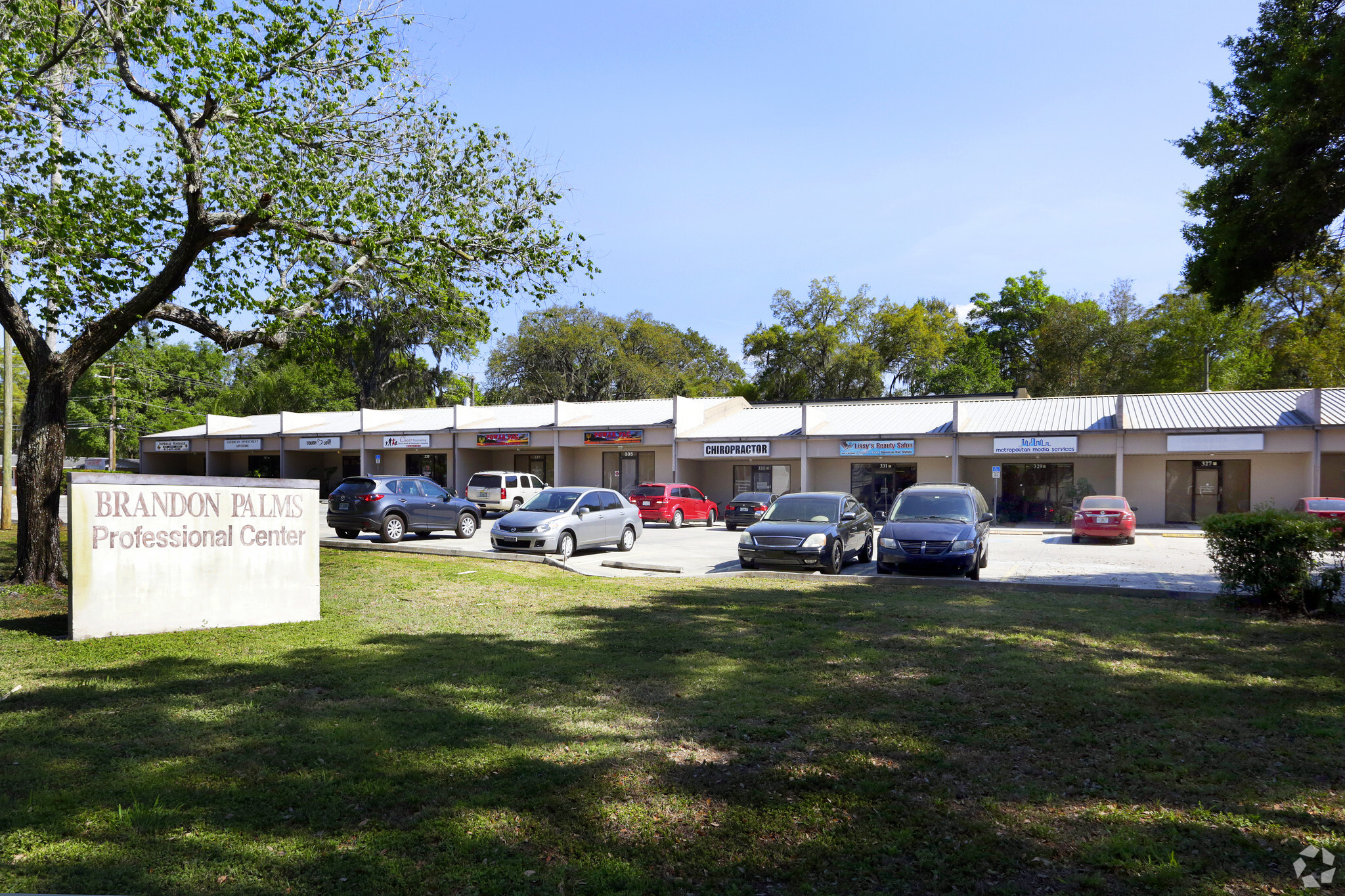 311-345 E Robertson St, Brandon, FL for lease Primary Photo- Image 1 of 13