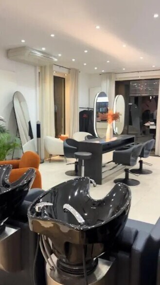 Retail in Lyon for lease - Interior Photo - Image 2 of 3