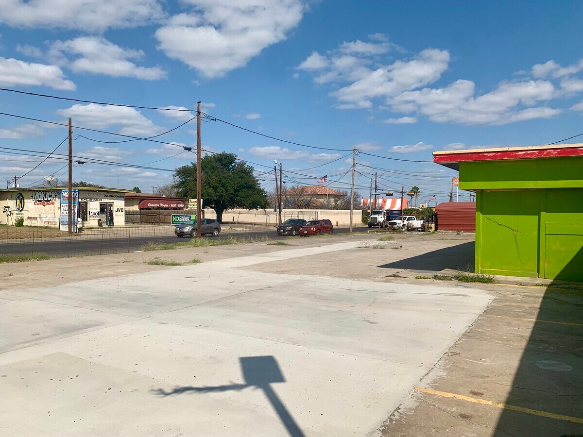 2001 Guadalupe St, Laredo, TX 78043