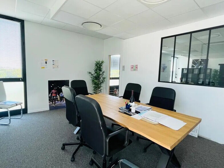 Office in Saint-Nazaire for lease - Interior Photo - Image 2 of 7
