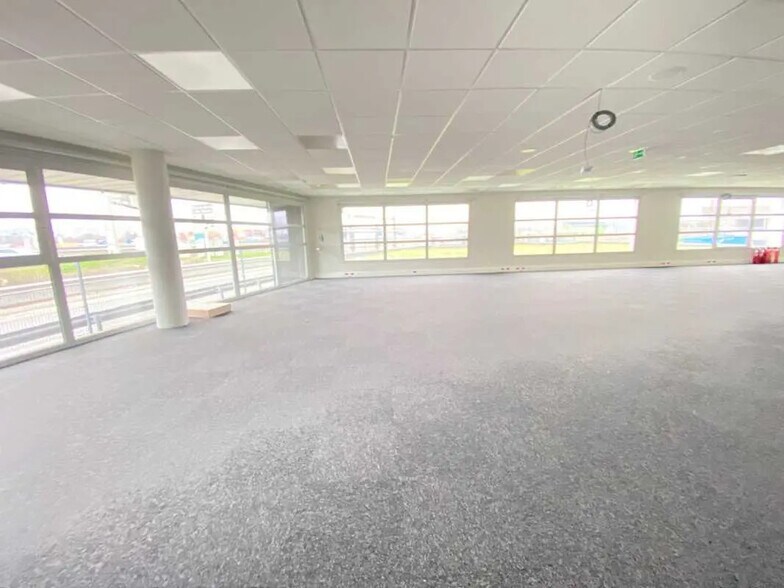 Office in OULLINS-PIERRE-BÉNITE for sale - Building Photo - Image 2 of 9