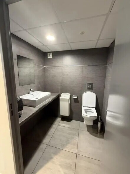 Office in Fréjus for lease - Building Photo - Image 3 of 14