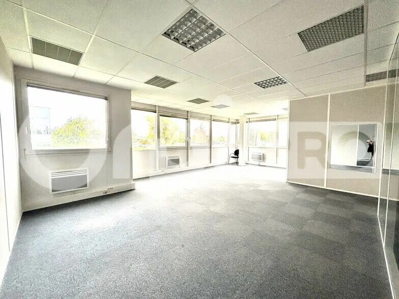 Office in Compiègne for lease - Building Photo - Image 2 of 8