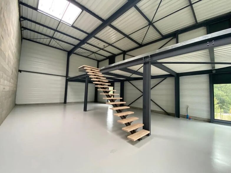 Flex in Chaponost for lease - Interior Photo - Image 3 of 5