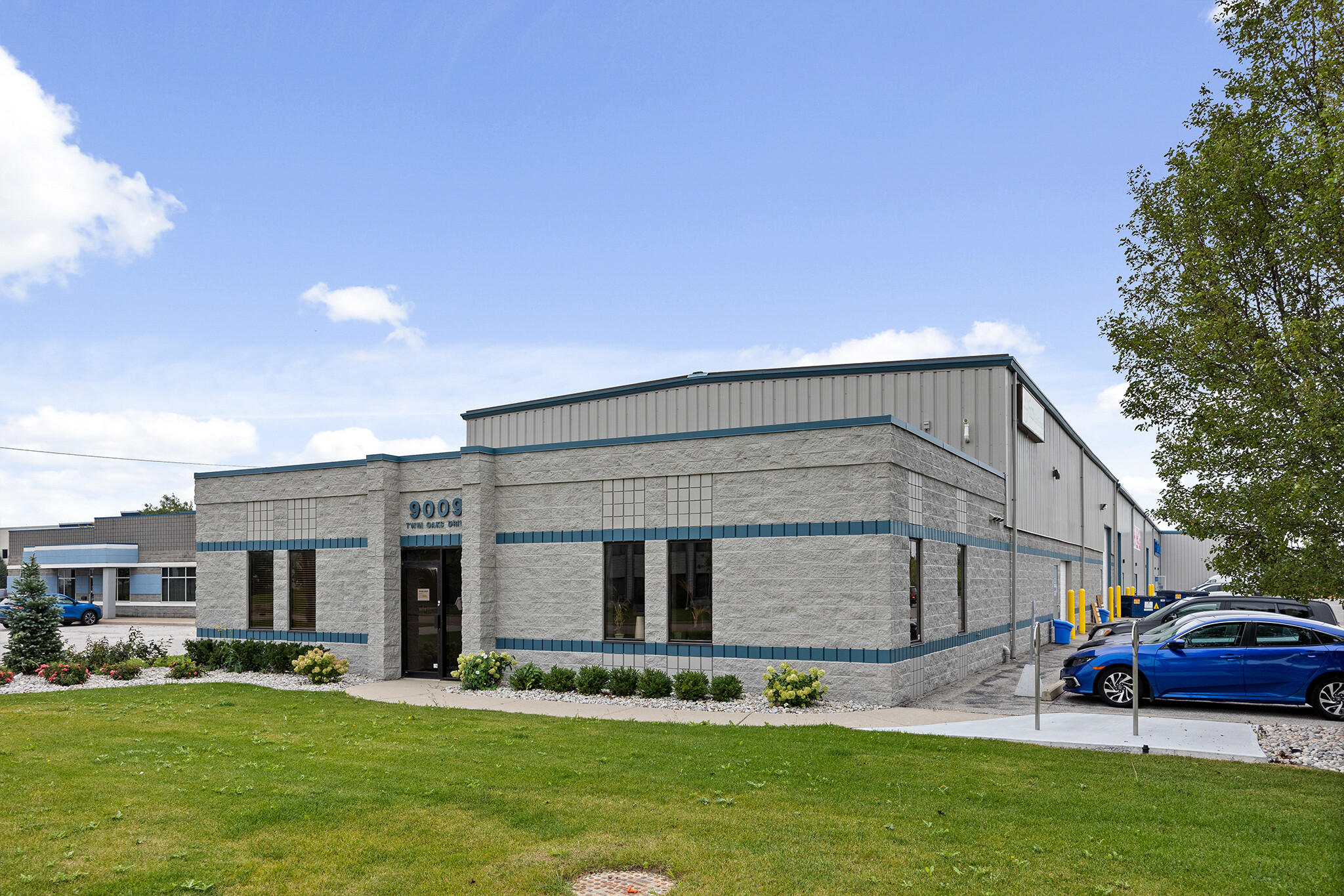 9009 Twin Oaks Dr, Windsor, ON for lease Building Photo- Image 1 of 5