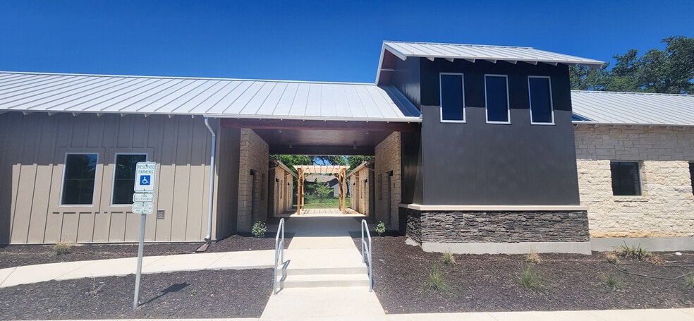 614 Frey St, Boerne, TX for lease - Building Photo - Image 3 of 8