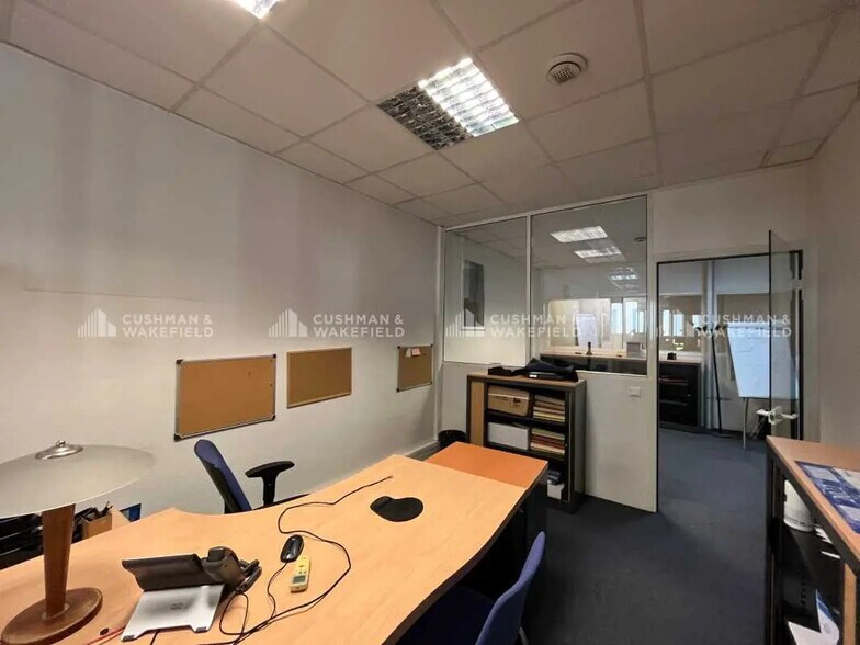 98 Rue De L'Eveche, Marseille for sale - Interior Photo - Image 3 of 11