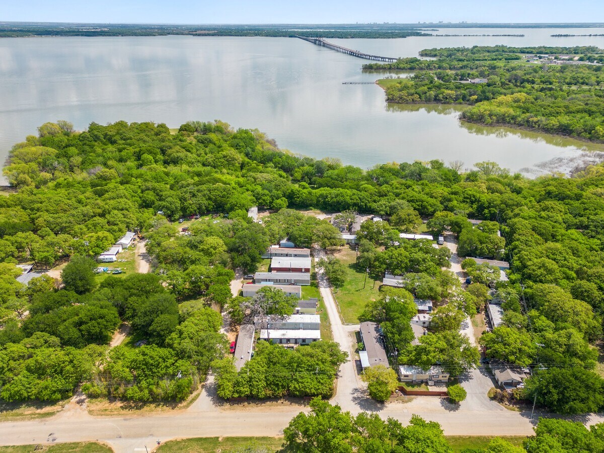 425 Shady Shores Dr, Lake Dallas, TX 75065