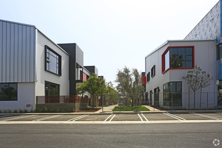 2240 E Maple Ave, El Segundo, CA for lease - Building Photo - Image 2 of 4