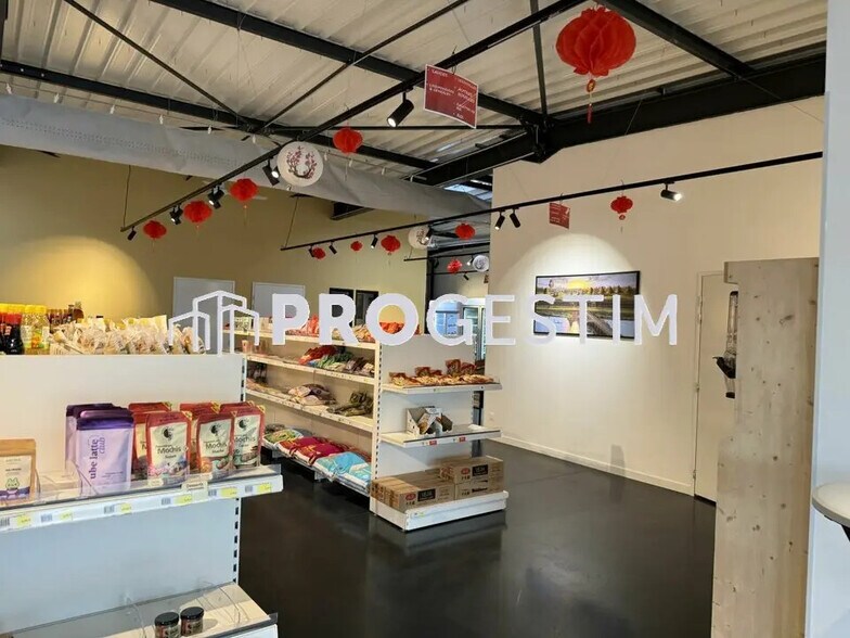 Retail in Quetigny for lease - Interior Photo - Image 3 of 12