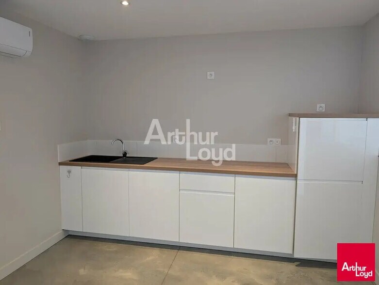 Flex in Guichen for lease - Interior Photo - Image 3 of 5