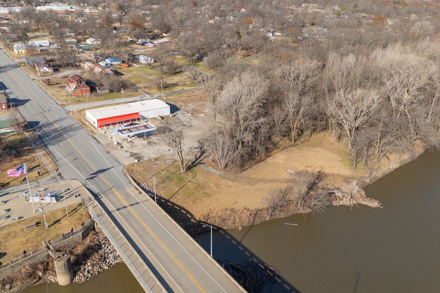 19 E Maple St, Chetopa, KS for sale - Building Photo - Image 3 of 59