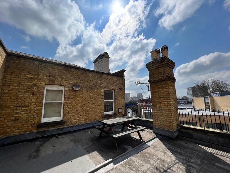 660-664 Commercial Rd, London for lease - Building Photo - Image 2 of 16