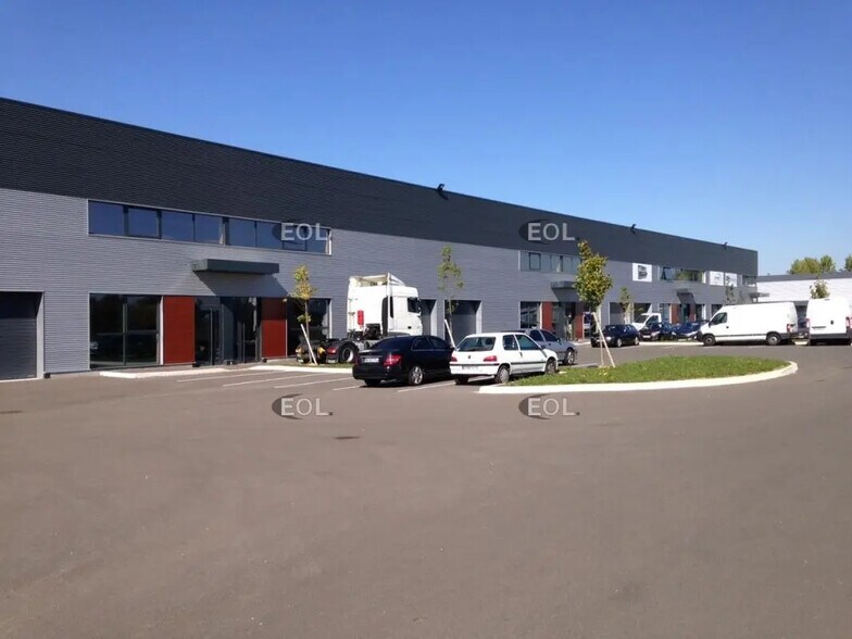Industrial in Élancourt for lease - Building Photo - Image 3 of 4