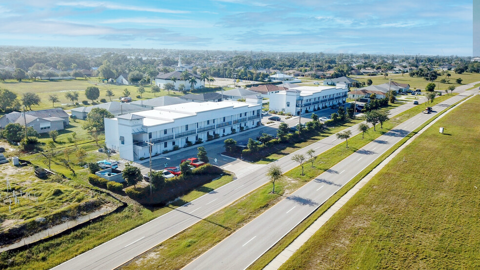 907 Skyline Blvd, Cape Coral, FL for sale - Primary Photo - Image 1 of 6