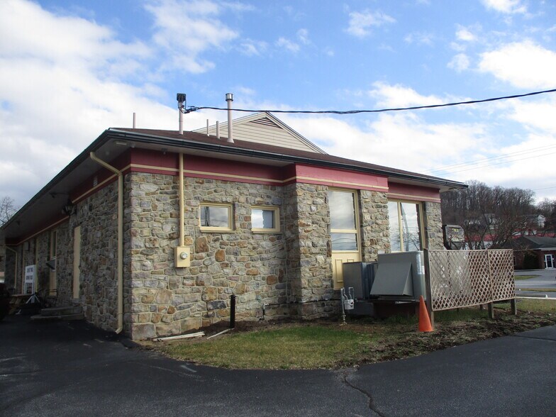 11973 Buchanan Trl E, Waynesboro, PA 17268 2,888 SF Investment Property PA Rt. 16.