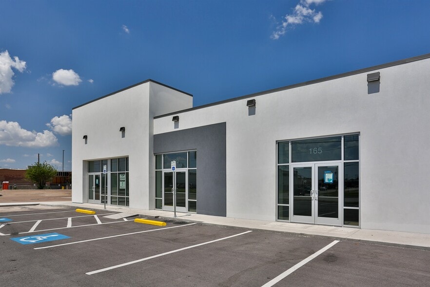 10850 Harry Hines Blvd, Dallas, TX for lease - Building Photo - Image 2 of 6