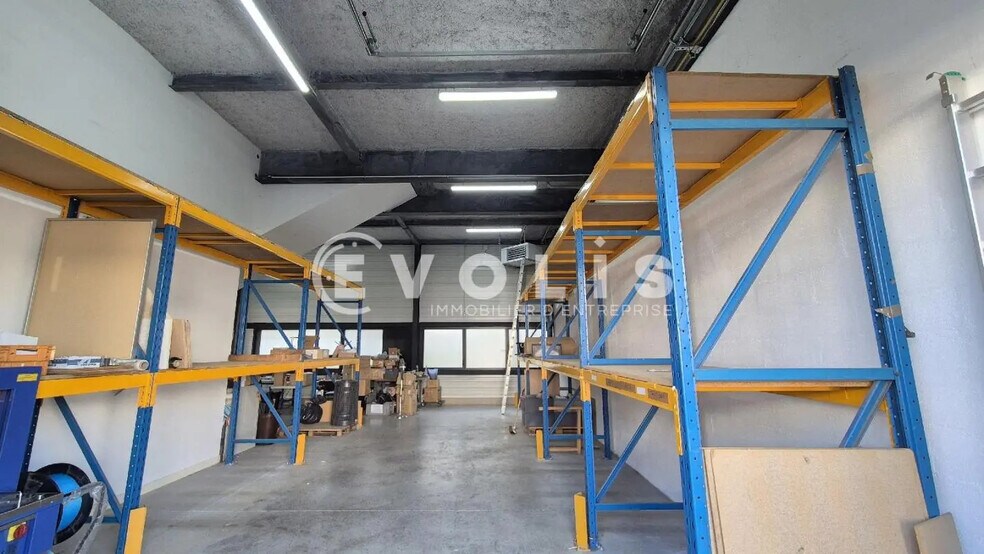 Flex in Chanteloup-en-Brie for lease - Interior Photo - Image 3 of 13