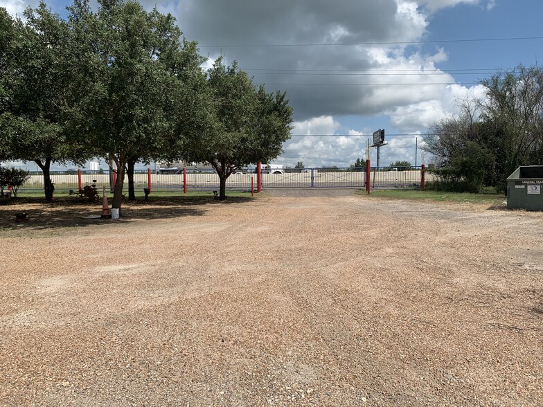 4329 SE I 10 Frontage Rd, Sealy, TX for sale - Building Photo - Image 1 of 5