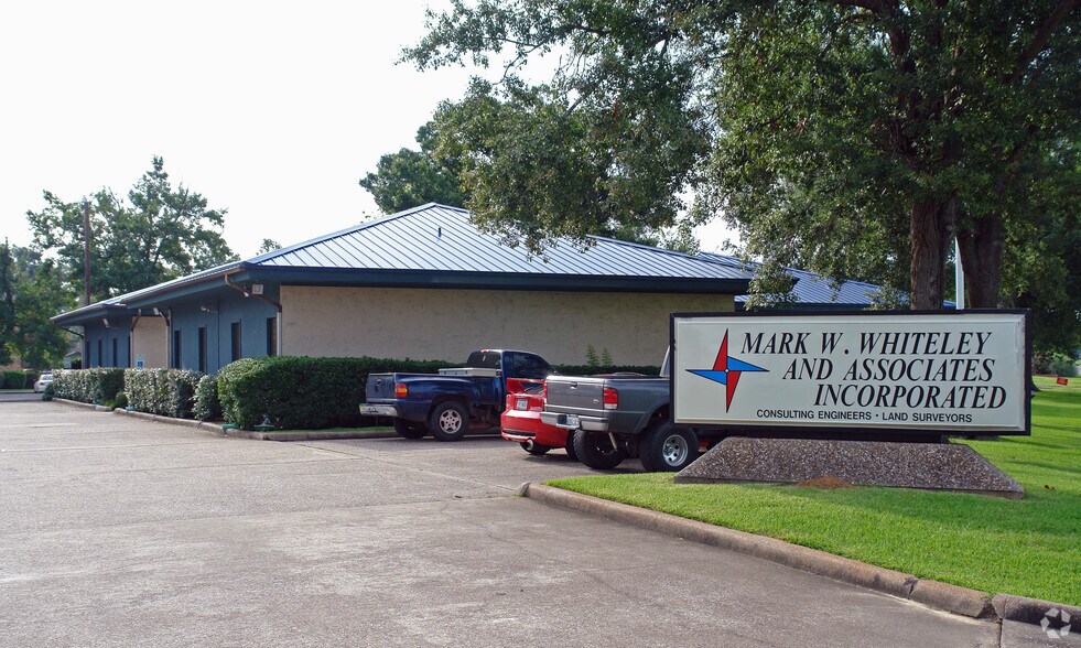 3250 Eastex Fwy, Beaumont, TX 77703