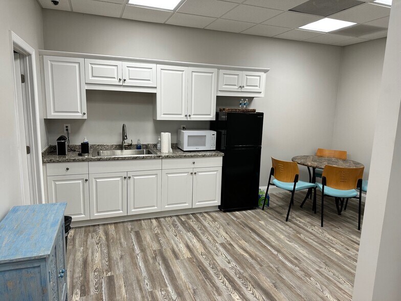 3099 SE Monroe St, Stuart, FL for sale - Interior Photo - Image 1 of 1