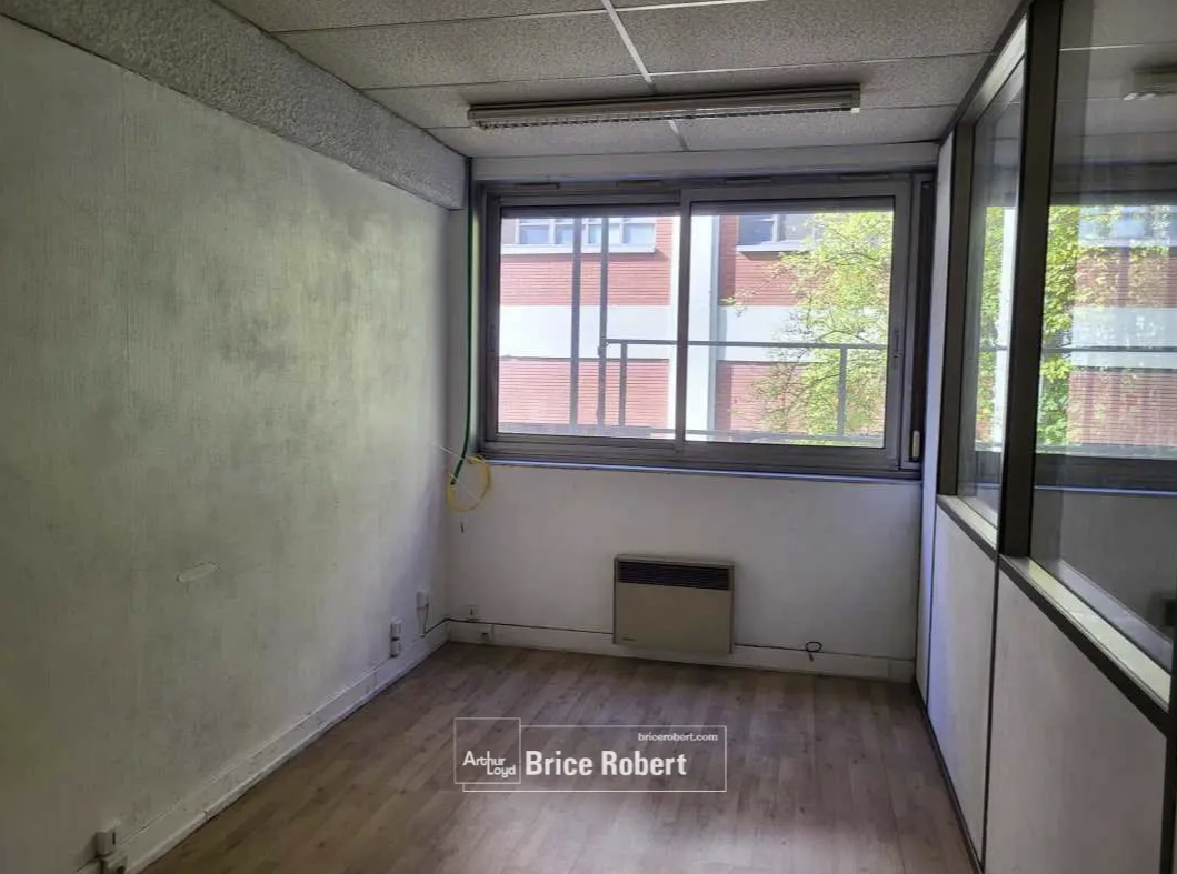 Office in Lyon for lease Interior Photo- Image 1 of 2