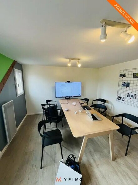 Flex in Les Alluets-le-Roi for lease - Interior Photo - Image 2 of 8