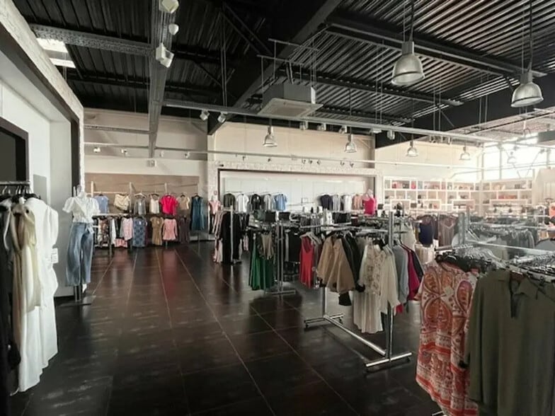 Retail in Vannes for lease - Interior Photo - Image 2 of 5