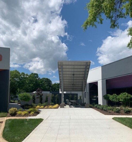 4321 Stuart Andrew Blvd, Charlotte, NC for lease - Building Photo - Image 2 of 2