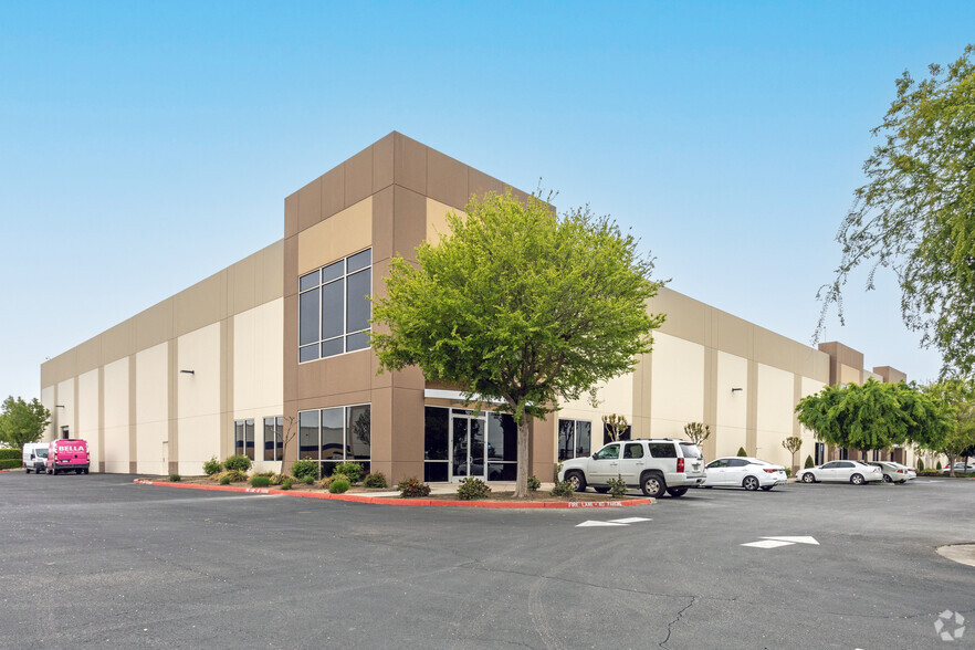 3131 S NorthPointe Dr, Fresno, CA for lease - Primary Photo - Image 1 of 12