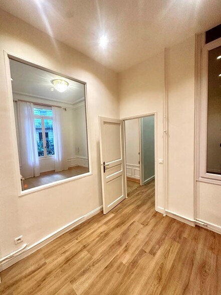 Office in Paris for lease - Interior Photo - Image 2 of 5