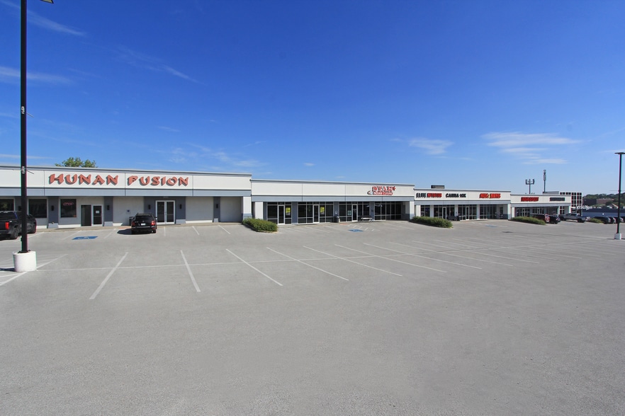 12990-13038 W Center Rd, Omaha, NE for lease - Building Photo - Image 3 of 5
